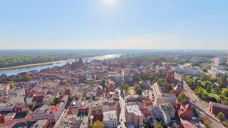 Kadr z filmu 360°: Zbudowane tam, gdzie runęły mury — Toruń z lotu ptaka
